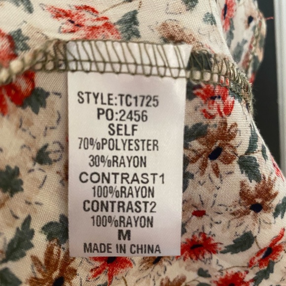Gigio’s USA NWT Floral Flowy Top - Picture 3 of 5